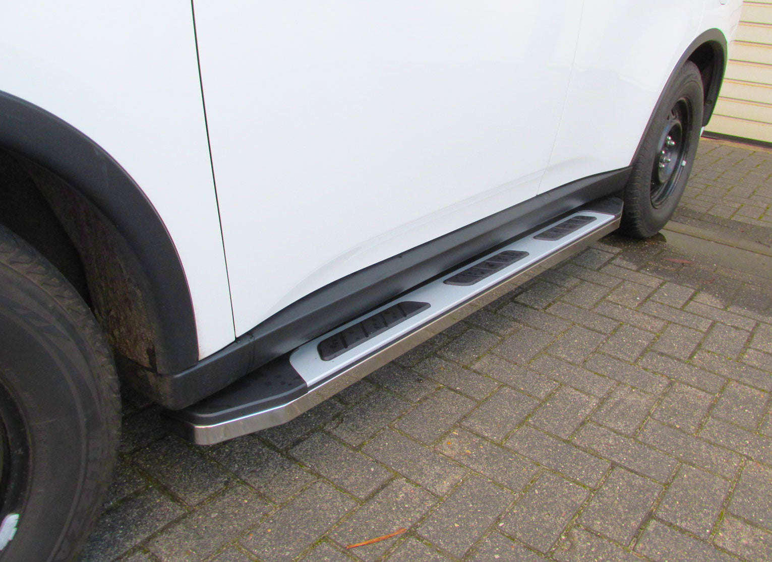 Mitsubishi Outlander ab Bj. 13 Trittbretter "Suburban" - Direct 4x4 Autozubehör